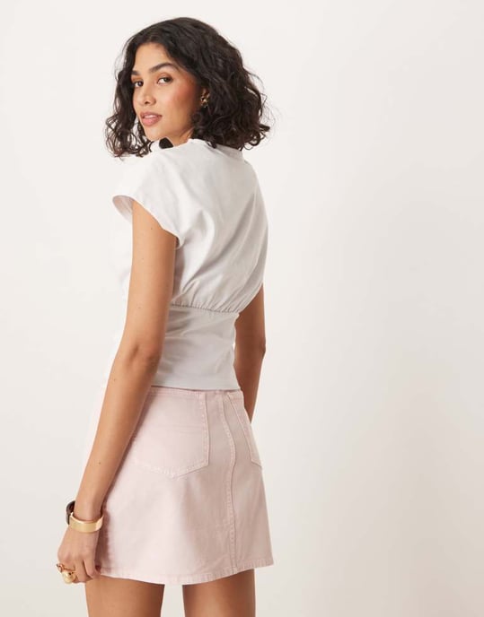 ASOS DESIGN t-shirt med insvängd detalj och korsettsömmar i vit - Image 3