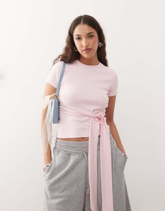 ASOS DESIGN kortärmad t-shirt med knyt i sidan i rosa - Image 1