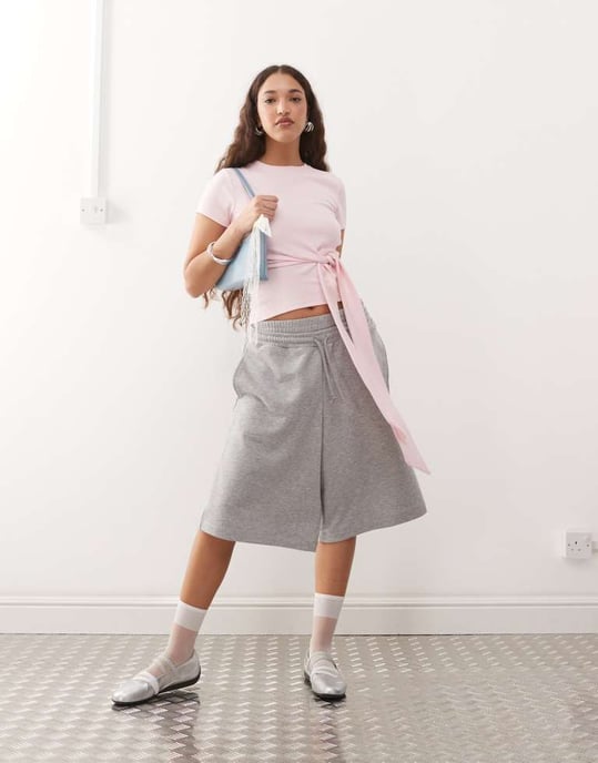 ASOS DESIGN kortärmad t-shirt med knyt i sidan i rosa - Image 4
