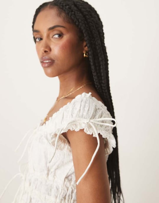 Nobody's Child Ella smockad crop top i vitt - Image 2