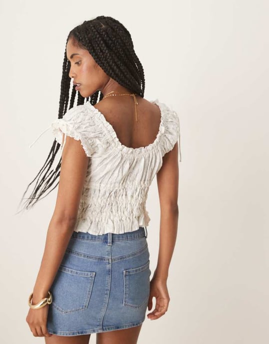 Nobody's Child Ella smockad crop top i vitt - Image 4
