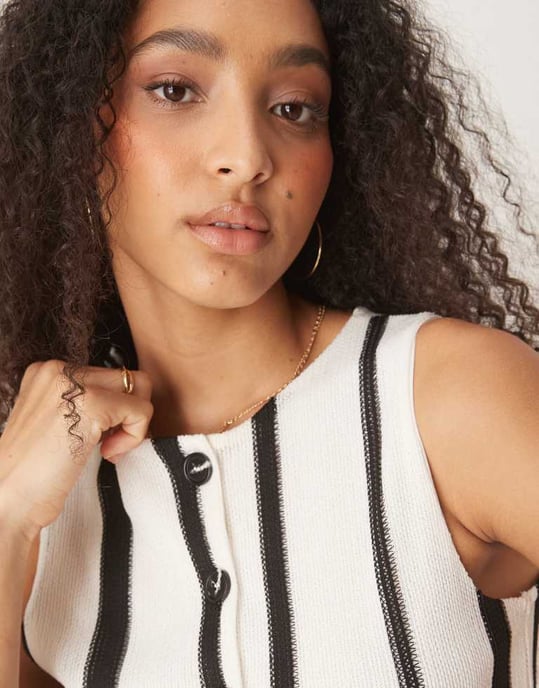 ASOS DESIGN samordnad texturerad virkad semi-genomskinlig västtop i svart och vitt randig - Image 2