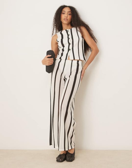 ASOS DESIGN samordnad texturerad virkad semi-genomskinlig västtop i svart och vitt randig - Image 3