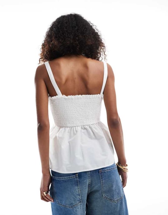 ASOS DESIGN poplinblandning med smockad babydoll-topp i elfenben - Image 4