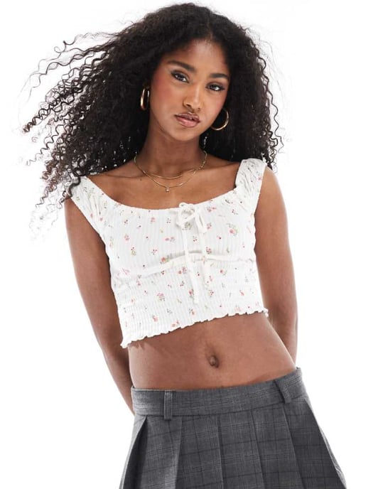 Cotton On skrynklig kortärmad topp i blommig vintagevit - Image 1