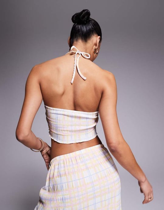 Kaiia exklusiv halterneck öppen rygg texturerad crop top co-ord i flerfärgad rutigt - Image 2