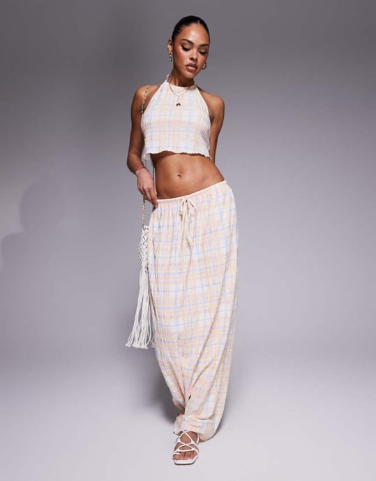 Kaiia exklusiv halterneck öppen rygg texturerad crop top co-ord i flerfärgad rutigt - Image 4