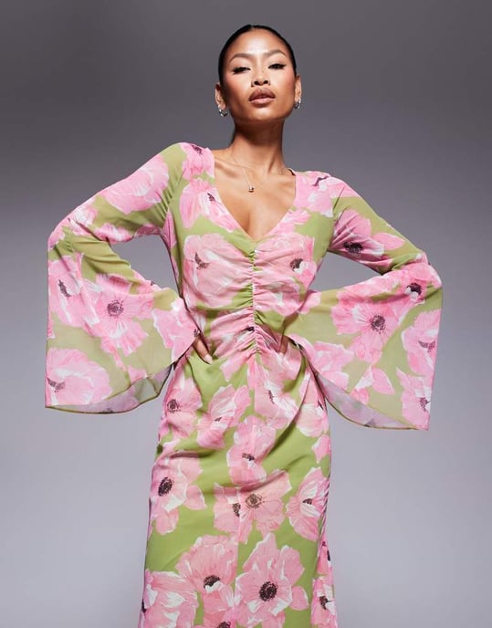 ASOS DESIGN v-ringad maxiklänning med rynkad framsidan i pin-blommigt mönster - Image 4