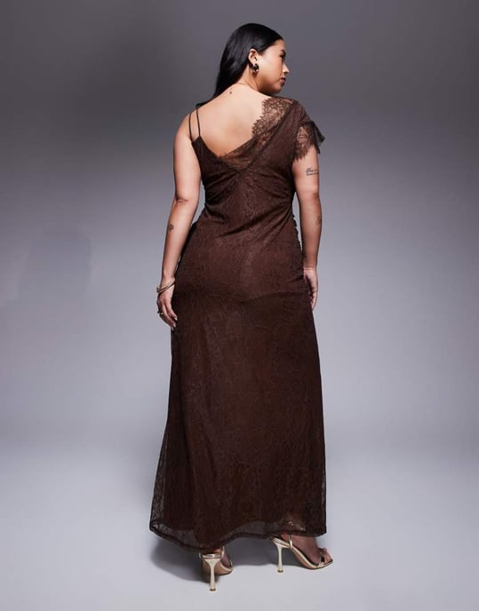 ASOS DESIGN Curve asymmetrisk spetsklänning med axelremmar och full fåll i chokladbrun - Image 3