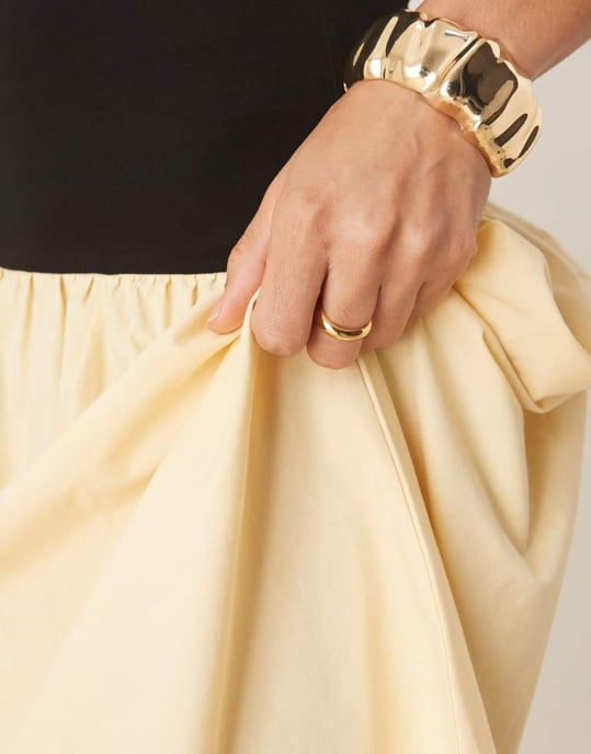 ASOS DESIGN kontrasterande poplinmix fyrkantig hals maxi klänning i smörkräm - Image 4