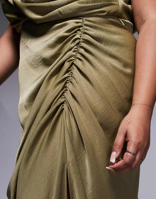 ASOS DESIGN Curve draperad framsplit med detalj maxi-klänning i ljusgrön - Image 2