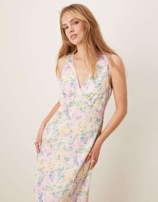 YAS satin v-ringad maxiklänning i ängsblommigt mönster - Image 4