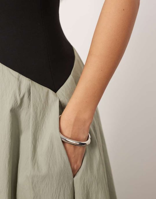 ARRANGE bandeau drop waist maxiklänning med kontrastdetaljer i svart och salvia - Image 3