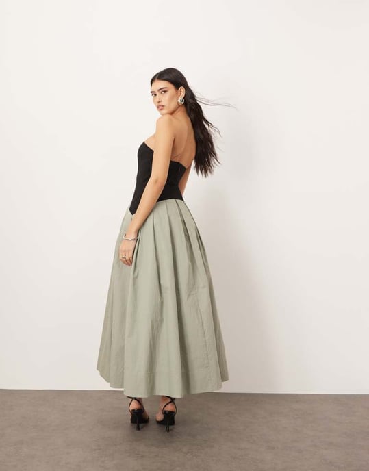 ARRANGE bandeau drop waist maxiklänning med kontrastdetaljer i svart och salvia - Image 4
