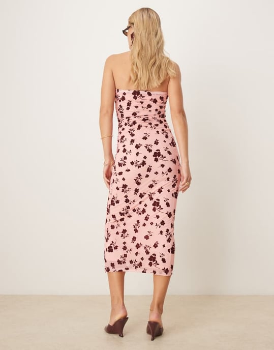 ASOS DESIGN bandeau rynkad sidblommig flockad maxiklänning i rosa - Image 3