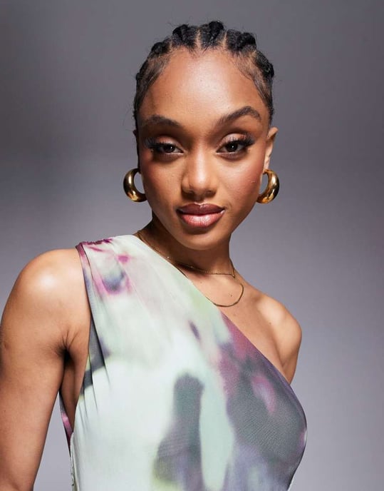 ASOS DESIGN Lång mesh enaxlad maxiklänning med exponerade sömmar och full kant i abstrakt tie-dye-mönster - Image 3