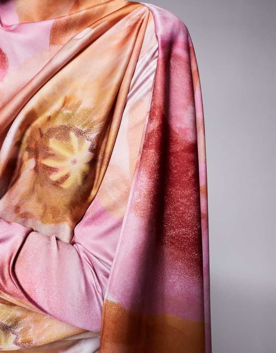 ASOS DESIGN draperad satinkjol med bias maxi-kjol och scarföverdrag i överväldigande blommönster - Image 4
