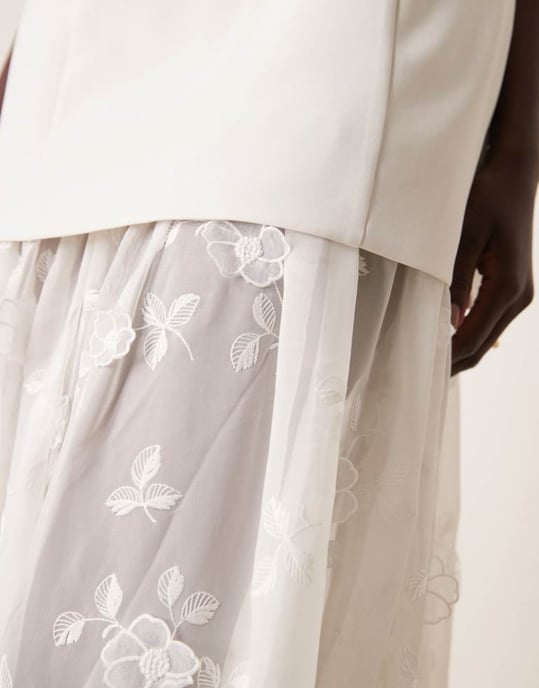 Abercrombie & Fitch brudskjol i genomskinligt tyg med applikationer av spets, maxi-klänning i off white - Image 3