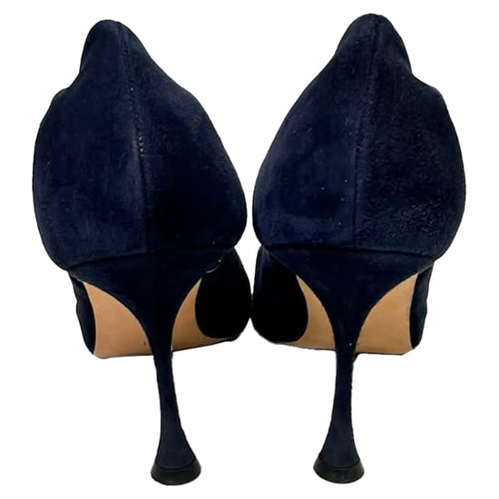 Manolo Blahnik Utskurna Spetsiga Stilettklackar i Marinblå Mocka - Image 3
