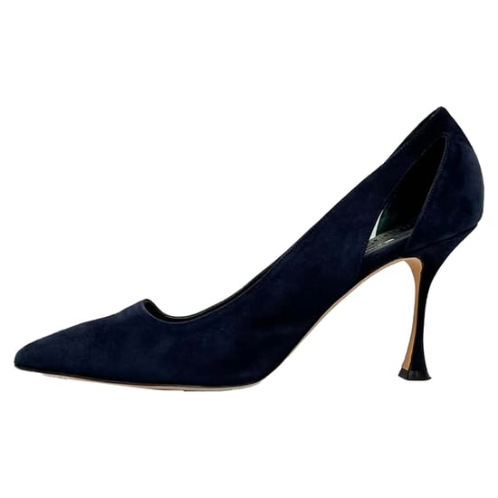Manolo Blahnik Utskurna Spetsiga Stilettklackar i Marinblå Mocka - Image 4