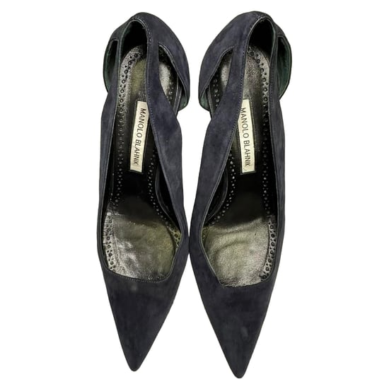 Manolo Blahnik Utskurna Spetsiga Stilettklackar i Marinblå Mocka - Image 5