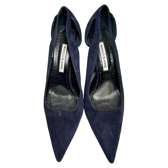 Manolo Blahnik Utskurna Spetsiga Stilettklackar i Marinblå Mocka - Image 6