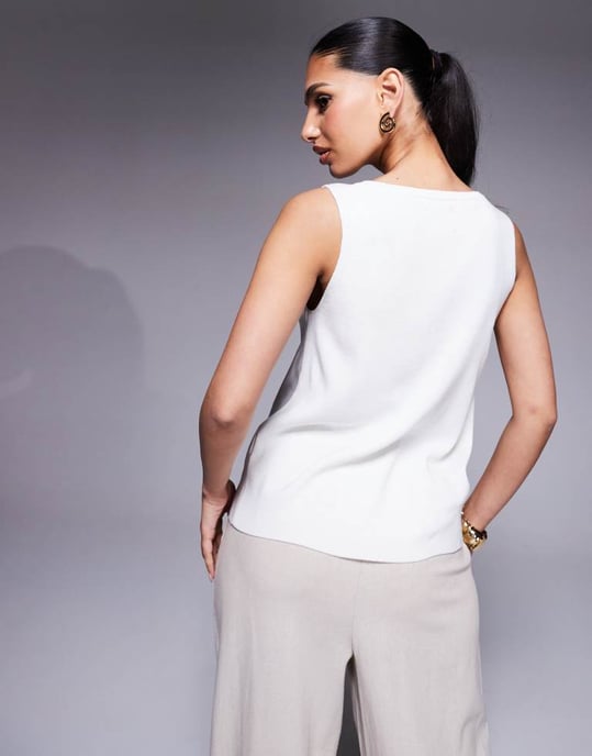 ASOS DESIGN kompakta stickade topp med nyhetsguldknappar i ecru - Image 4