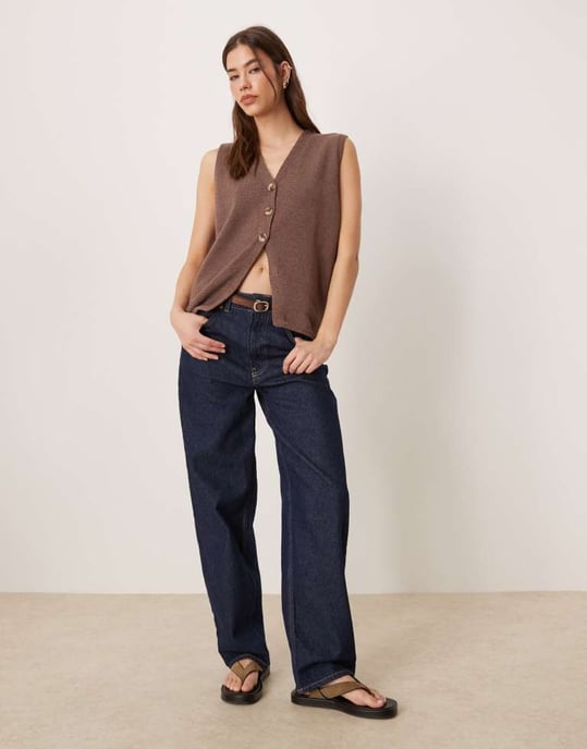 ASOS DESIGN ren stickad avslappnad passform väst i choklad - Image 3