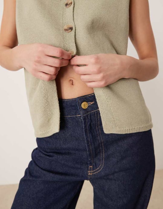 ASOS DESIGN ren stickad avslappnad passform väst i khaki - Image 2