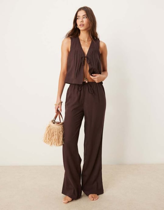 ASOS DESIGN Ivy linneblandning strandväst i brunt - Image 2