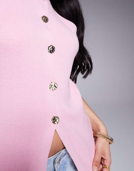 ASOS DESIGN strukturerad långlinjig väst med guldknappar i rosa - Image 2