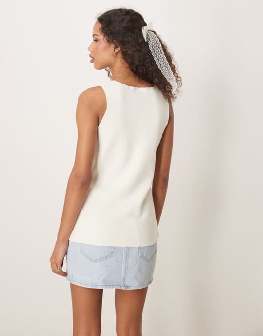 ASOS DESIGN stickad v-ringad väst i krämfärg - Image 2