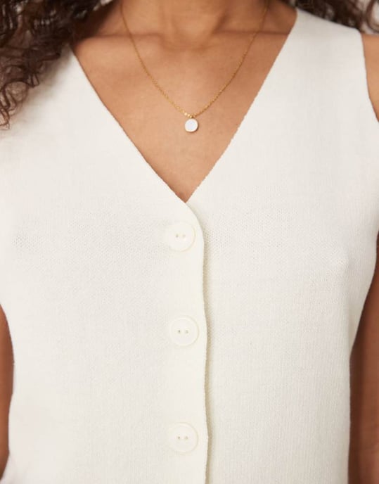 ASOS DESIGN stickad v-ringad väst i krämfärg - Image 4