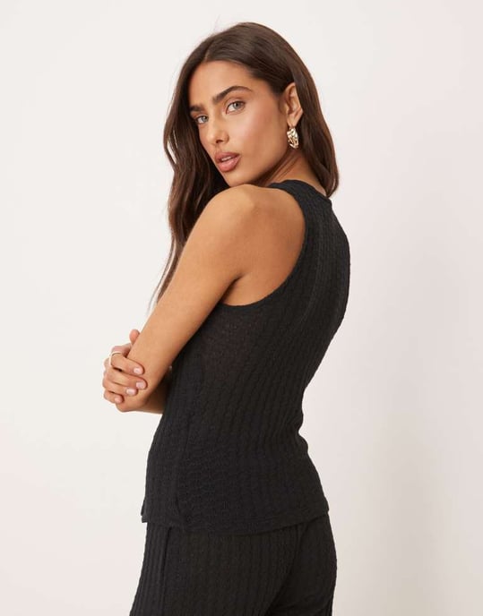 ASOS DESIGN koord stickad knappgenom ärmlös väst i svart - Image 2