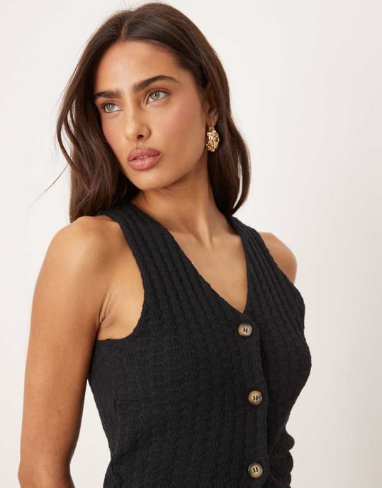ASOS DESIGN koord stickad knappgenom ärmlös väst i svart - Image 3