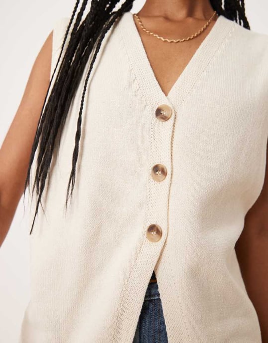 ASOS DESIGN ren stickad avslappnad passform väst i krämfärg - Image 2