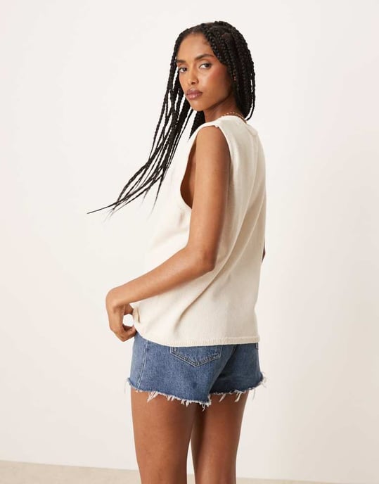 ASOS DESIGN ren stickad avslappnad passform väst i krämfärg - Image 4