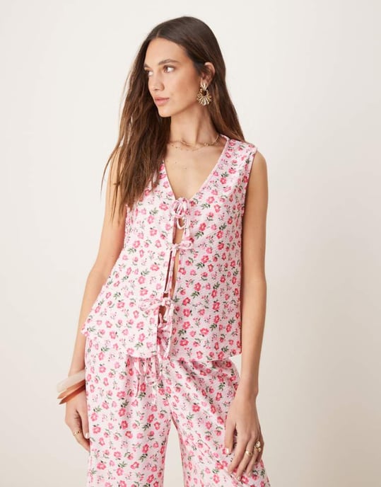 ASOS DESIGN knyt framtill volangväst i rosa blommönster - Image 1