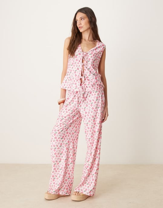 ASOS DESIGN knyt framtill volangväst i rosa blommönster - Image 4
