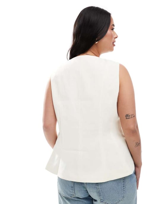 ASOS DESIGN Curve peplum väst i smörkräm - Image 4