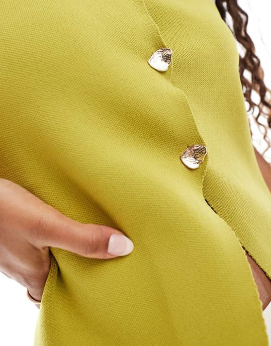ASOS DESIGN snedhalsad kompakt stickad väst med guldknappar i olivgrön - Image 2