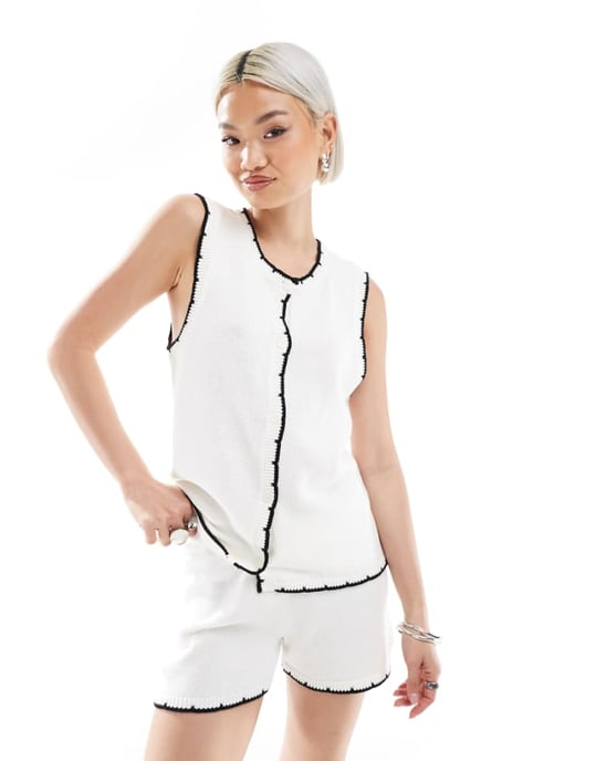 Vero Moda stickad väst med kontrasterande scallopkant i vitt - Image 1