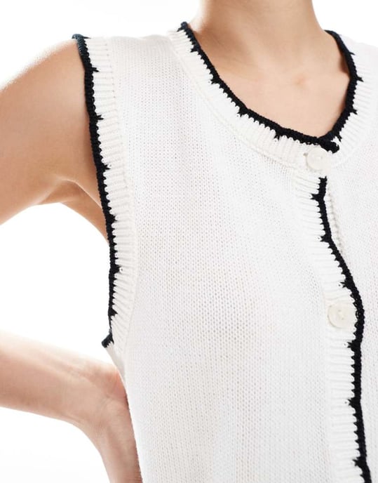 Vero Moda stickad väst med kontrasterande scallopkant i vitt - Image 4