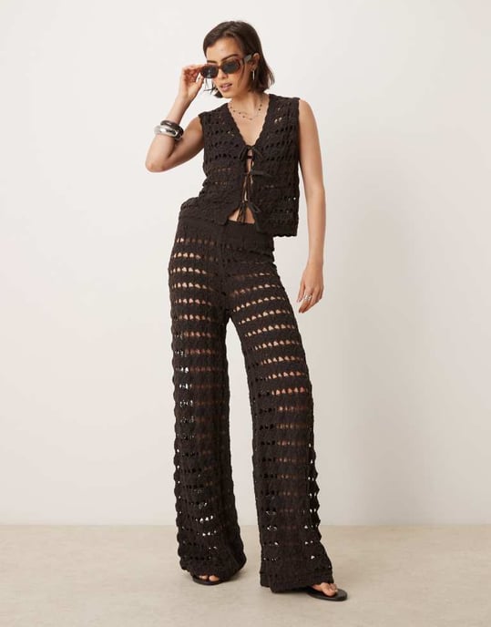 ASOS DESIGN öppen stitch virkade knytfront stickade väst i choklad - BRUN - Image 4