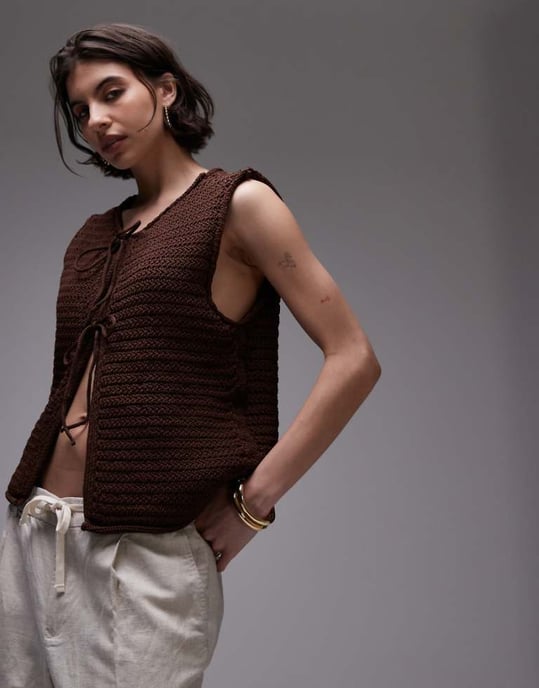Topshop stickad väst med knyt fram i brunt - Image 1