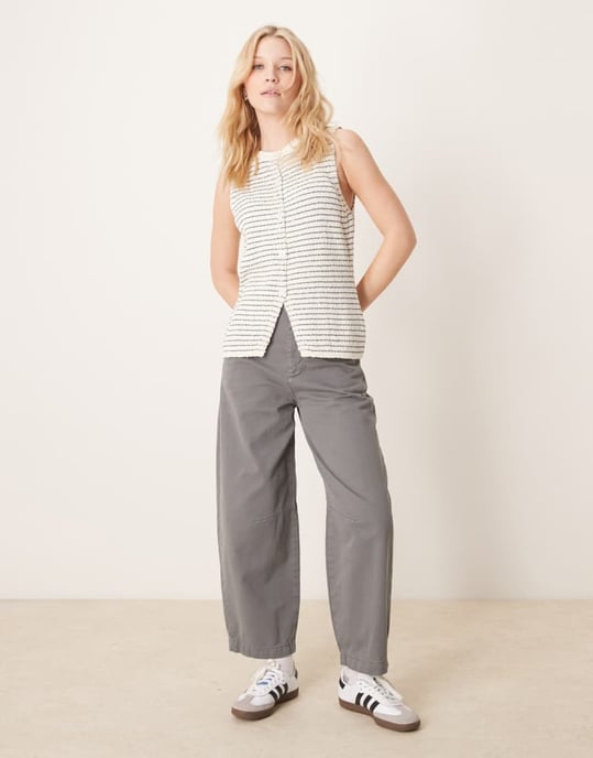 ASOS DESIGN stickad crewneck långline boucléväst i randig design - Image 3