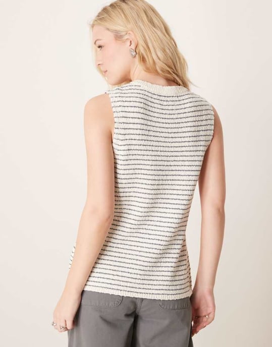 ASOS DESIGN stickad crewneck långline boucléväst i randig design - Image 4