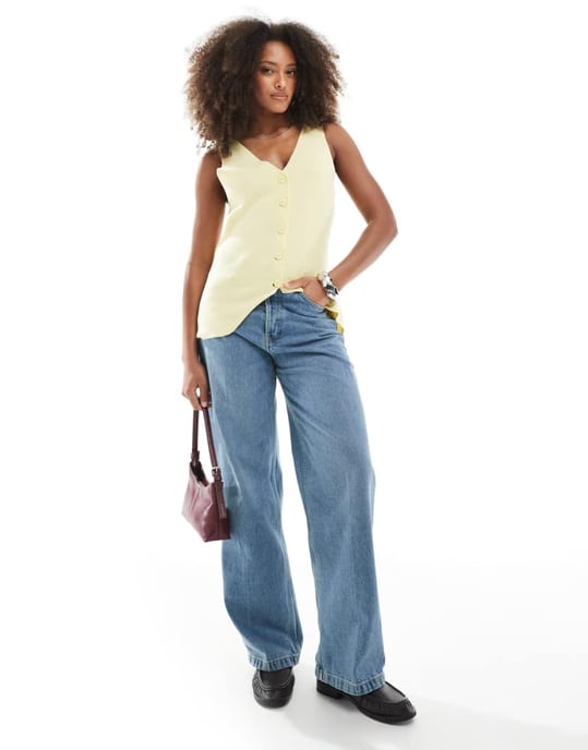 ASOS DESIGN stickad v-ringad väst i smörmjölk - Image 3
