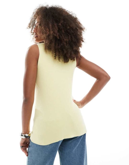 ASOS DESIGN stickad v-ringad väst i smörmjölk - Image 4