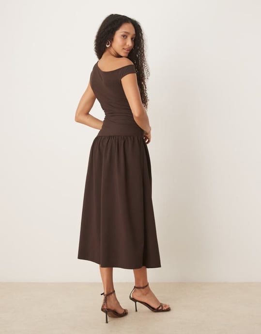 ASOS DESIGN klänning med slashed neck och midja i brun midi-längd - Image 3